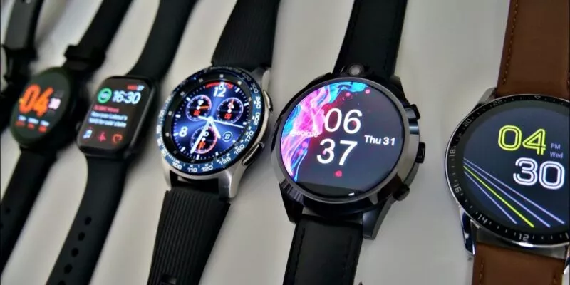 Player checking instant slot results on their smartwatch during a commute.